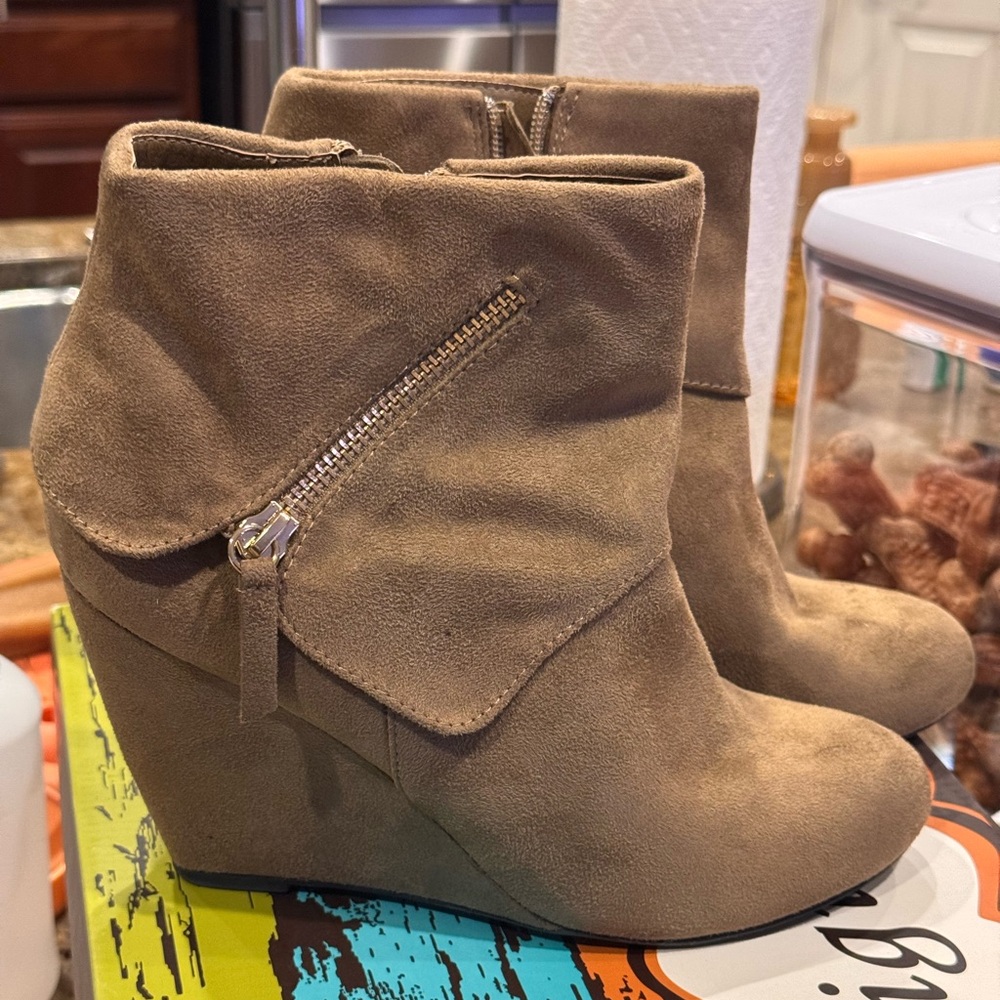 Zigisoho brown suede booties new in box size 9.5
